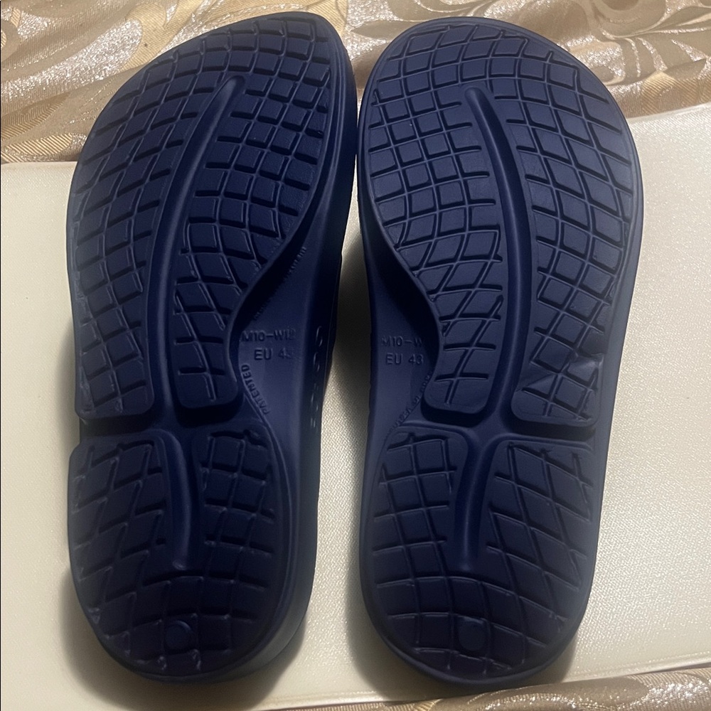 “NEW WITH TAGS” Oofos 00AHH UNISEX NAVY Blue comfortable Slides - Picture 5 of 8